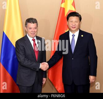 Manila, Philippinen. 18. November 2015. Chinese President Xi Jinping (R) trifft sich mit Kolumbiens Präsident Juan Manuel Santos in Manila, Philippinen, 18. November 2015. Bildnachweis: Rao Aimin/Xinhua/Alamy Live-Nachrichten Stockfoto