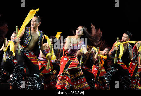 Mengzi, Hani-Yi autonomen Präfektur von Honghe im Südwesten der chinesischen Provinz Yunnan. 17. November 2015. Schauspieler führen bei der Abschlussfeier der Honghe kulturellen Kunstfestival im Mengzi Stadt, Hani-Yi autonomen Präfektur von Honghe im Südwesten der chinesischen Provinz Yunnan, 17. November 2015. Das fünftägige Honghe Kunst-Kulturfestival hier dienstags geschlossen. Bildnachweis: Chen Haining/Xinhua/Alamy Live-Nachrichten Stockfoto