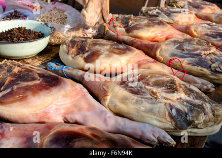 Wurst auf dem Markt verkauft, machen Menschen Fleisch getrocknet und ausgehärtet, um lange Zeit im südlichen Teil von China zu halten. Stockfoto