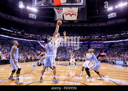 New Orleans, LA, USA. 17. November 2015. New Orleans Pelikane weiterleiten Ryan Anderson (33) schießt gegen die Denver Nuggets vorwärts Will Barton (5) bei einer NBA-Basketball-Spiel zwischen den Denver Nuggets und New Orleans Pelikane im Smoothie King Center in New Orleans, Louisiana Denver Nuggets besiegt New Orleans Pelikane 115-98. Stephen Lew/CSM/Alamy Live-Nachrichten Stockfoto