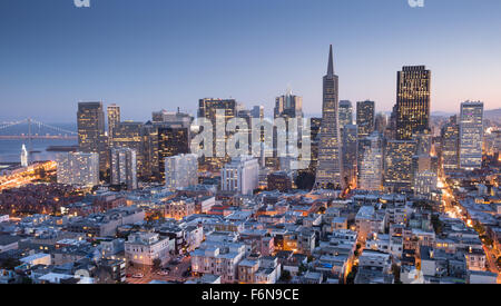 San Francisco Downtown von oben vom Coit Tower in Telegraph Hill, Dämmerung. Stockfoto