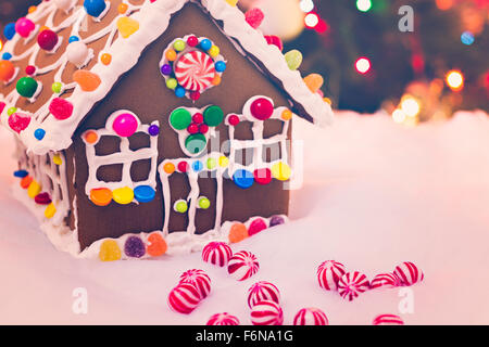 Lebkuchenhaus mit runden Pfefferminz-Bonbons. Stockfoto