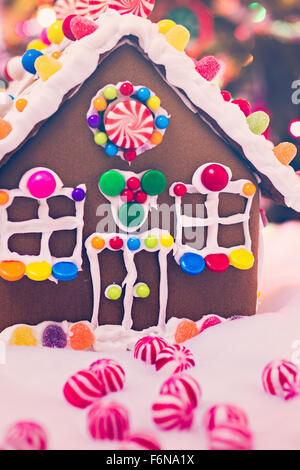 Lebkuchenhaus mit runden Pfefferminz-Bonbons. Stockfoto