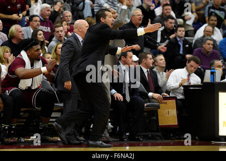 Dienstag, 17. November 2015: Massachusetts Minutemen Spielaktion während der NCAA Basketball-Spiel zwischen dem Massachusetts Minutemen und Harvard Crimson Cheftrainer Derek Kellogg reagiert statt im Lavietes-Pavillon in Boston, Massachusetts. Massachusetts besiegt Harvard 69-63 in der regulären Spielzeit. Eric Canha/CSM Stockfoto