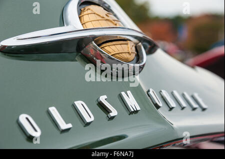 Oldsmobile Haube Emblem auf einem wunderschön restaurierten Oldtimer Automobil. Stockfoto