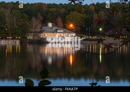 Abendliche Reflexionen des Clubhauses im Stone Mountain Golf Club des Atlanta Evergreen Lakeside Resorts. (USA) Stockfoto