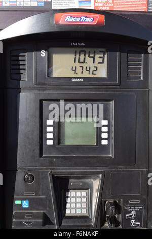 Nahaufnahme von einem Diesel-Zapfsäule an einer örtlichen Tankstelle mit Preis und Anzahl der Gallonen auf dem Display. Stockfoto