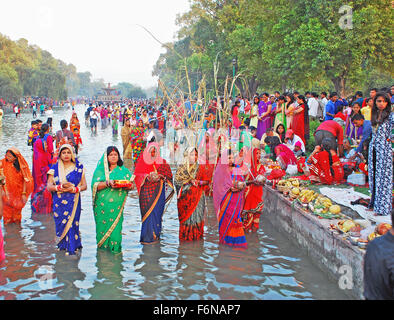 India Gate, Neu-Delhi, Indien. 17. November 2015. Chhath ist eine hinduistische fest zur Verehrung der Sonne. Das Festival beginnt am sechsten Tag nach Diwali. In den Abend Diener steht im Wasser durchführen "ARG" (Angebot von Betelblätter und Nüssen) zur Einstellung der Sonne Credit: PREM KAPOOR/Alamy Live News Stockfoto