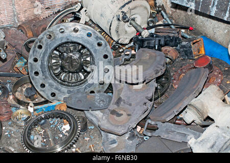 Ersatzteile aus einem Fahrzeug Schrott Recycling. Stockfoto