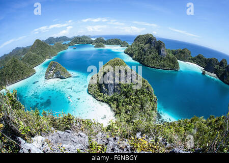 Zerklüfteten Kalksteininseln umgeben von einer wunderschönen Lagune in einem abgelegenen Teil von Raja Ampat, Indonesien. Diese schöne Region nennt man Stockfoto