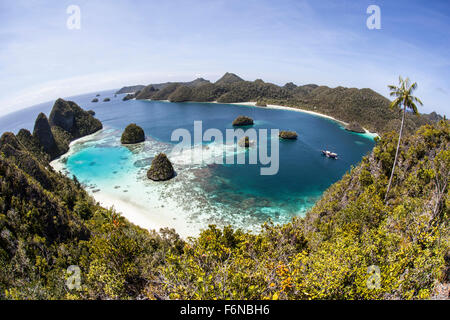 Zerklüfteten Kalksteininseln umgeben von einer wunderschönen Lagune in einem abgelegenen Teil von Raja Ampat, Indonesien. Diese schöne Region nennt man Stockfoto