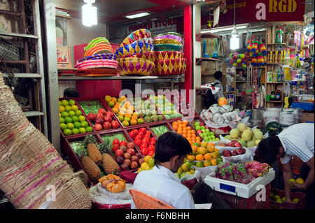 Das Bild der Obstladen aufgenommen in Crawford Market, Mumbai, Indien Stockfoto