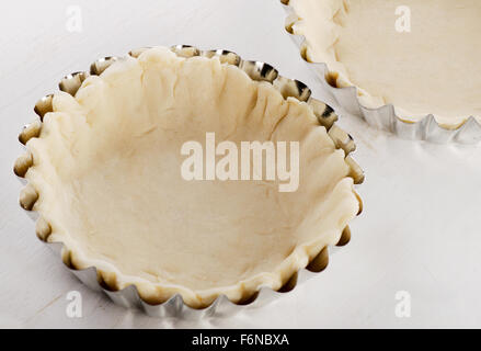 Hausgemachte Torte Torte Vorbereitung auf einen weißen Tisch Stockfoto