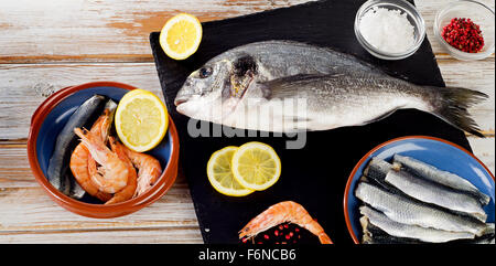 Frischer Fisch mit Gewürzen, Salz und Garnelen - gesunde Ernährung. Diät-Konzept. Stockfoto