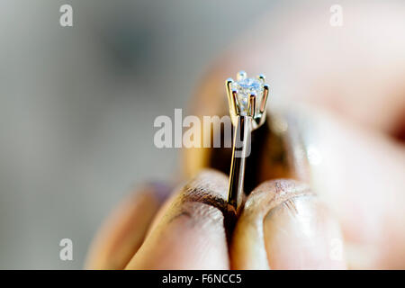 Ring von Juwelier nach dem Polieren es gehalten Stockfoto