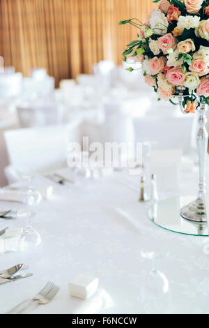 Schöne Dekoration auf Hochzeitstisch mit Rosen Bouquet Stockfoto