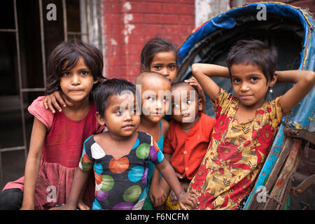 DHAKA, Bangladesch-17. November: Straßenkinder vor alten Gebäude im alten Dhaka am 17. November 2015 zu spielen. Alten Dhaka ist ein Begriff verwendet, um die historische Altstadt von der modernen Hauptstadt Dhaka beziehen. Es wurde im Jahre 1608 als Jahangir Nagar, der Hauptstadt von Mughal Bengal gegründet. Stockfoto