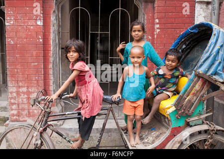 DHAKA, Bangladesch-17. November: Straßenkinder vor alten Gebäude im alten Dhaka am 17. November 2015 zu spielen. Alten Dhaka ist ein Begriff verwendet, um die historische Altstadt von der modernen Hauptstadt Dhaka beziehen. Es wurde im Jahre 1608 als Jahangir Nagar, der Hauptstadt von Mughal Bengal gegründet. Stockfoto