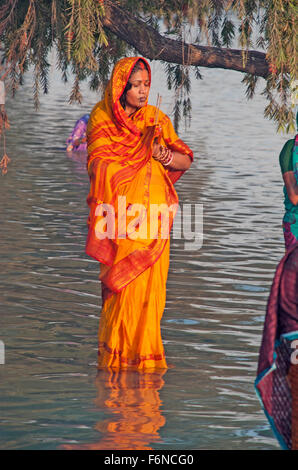 India Gate, Neu-Delhi, Indien. 17. November 2015. Chhath ist eine hinduistische fest zur Verehrung der Sonne. Das Festival beginnt am sechsten Tag nach Diwali. In den Abend Diener steht im Wasser durchführen "ARG" (Angebot von Betelblätter und Nüssen) zur Einstellung der Sonne Credit: PREM KAPOOR/Alamy Live News Stockfoto