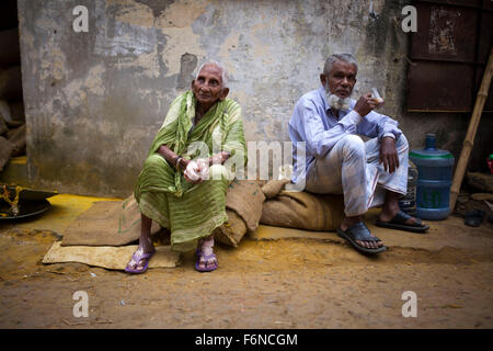 DHAKA, Bangladesch-17. November: eine alte Frau und ein Mann saß auf der Straße im alten Dhaka am 17. November 2015. Alten Dhaka ist ein Begriff verwendet, um die historische Altstadt von der modernen Hauptstadt Dhaka beziehen. Es wurde im Jahre 1608 als Jahangir Nagar, der Hauptstadt von Mughal Bengal gegründet. Stockfoto