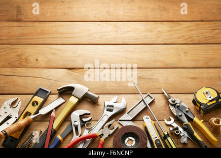 Vielzahl von Werkzeugen auf Holzplanken mit Textfreiraum Stockfoto