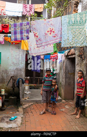 DHAKA, Bangladesch-17. November: Kinder Insidetheir altes Haus im alten Dhaka am 17. November 2015. Alten Dhaka ist ein Begriff verwendet, um die historische Altstadt von der modernen Hauptstadt Dhaka beziehen. Es wurde im Jahre 1608 als Jahangir Nagar, der Hauptstadt von Mughal Bengal gegründet. Stockfoto