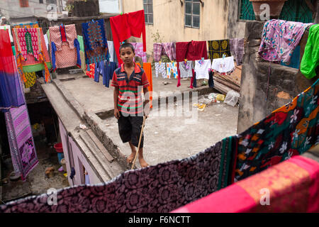 DHAKA, Bangladesch-17. November: Kinder Insidetheir altes Haus im alten Dhaka am 17. November 2015. Alten Dhaka ist ein Begriff verwendet, um die historische Altstadt von der modernen Hauptstadt Dhaka beziehen. Es wurde im Jahre 1608 als Jahangir Nagar, der Hauptstadt von Mughal Bengal gegründet. Stockfoto