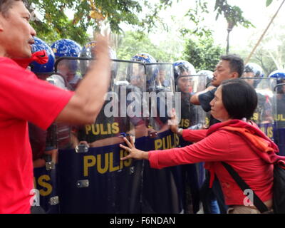 Manila, Philippinen. 18. November 2015. Tausende von militanten Gruppen, Bauern und Fischer aus Süd-Luzon, Philippinen sammelten sich auf den Straßen von Manila, ihren Widerstand gegen Asien-Pazifische wirtschaftliche Zusammenarbeit (APEC) treffen in Manila zu zeigen. Nach Ansicht der Gruppe gespielt, die wegen des APEC Neoliberalisierung, Globalisierung und Industrialisierung an der Erweiterung der Abbaustätten in Sablayan und anderen Teilen von Mindoro. Bildnachweis: Sherbien Dacalanio/Alamy Live-Nachrichten Stockfoto