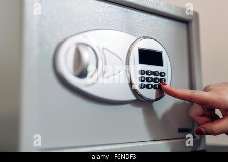 Eröffnung eines sicheren durch Eingabe Sicherheitscode Stockfoto