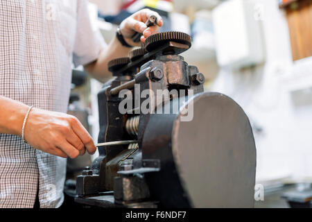 Goldschmied Handwerk Metall mit Hilfe einer Presse Stockfoto