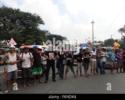 Manila, Philippinen. 18. November 2015. Tausende von militanten Gruppen, Bauern und Fischer aus Süd-Luzon, Philippinen sammelten sich auf den Straßen von Manila, ihren Widerstand gegen Asien-Pazifische wirtschaftliche Zusammenarbeit (APEC) treffen in Manila zu zeigen. Nach Ansicht der Gruppe gespielt, die wegen des APEC Neoliberalisierung, Globalisierung und Industrialisierung an der Erweiterung der Abbaustätten in Sablayan und anderen Teilen von Mindoro. Bildnachweis: Sherbien Dacalanio/Alamy Live-Nachrichten Stockfoto