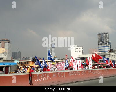 Manila, Philippinen. 18. November 2015. Tausende von militanten Gruppen, Bauern und Fischer aus Süd-Luzon, Philippinen sammelten sich auf den Straßen von Manila, ihren Widerstand gegen Asien-Pazifische wirtschaftliche Zusammenarbeit (APEC) treffen in Manila zu zeigen. Nach Ansicht der Gruppe gespielt, die wegen des APEC Neoliberalisierung, Globalisierung und Industrialisierung an der Erweiterung der Abbaustätten in Sablayan und anderen Teilen von Mindoro. Bildnachweis: Sherbien Dacalanio/Alamy Live-Nachrichten Stockfoto