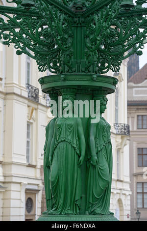 Nahaufnahme von Karyatiden werfen der alten Eisen Laterne auf dem Hradschin-Platz in Prag, Tschechien. Stockfoto