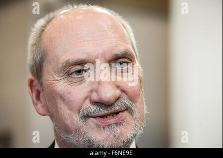 Brüssel, Belgien. 17. November 2015. Polnische Verteidigungsminister Antoni Macierewicz zu Beginn einer europäischen Verteidigung Minister treffen in Brüssel am 17.11.2015 von Wiktor Dabkowski/Picture Alliance Credit: Dpa picture-Alliance/Alamy Live News Stockfoto