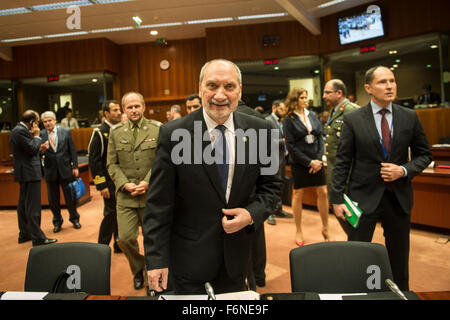 Brüssel, Belgien. 17. November 2015. Polnische Verteidigungsminister Antoni Macierewicz zu Beginn einer europäischen Verteidigung Minister treffen in Brüssel am 17.11.2015 von Wiktor Dabkowski/Picture Alliance Credit: Dpa picture-Alliance/Alamy Live News Stockfoto