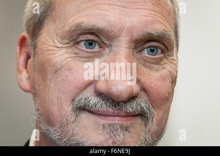 Brüssel, Belgien. 17. November 2015. Polnische Verteidigungsminister Antoni Macierewicz zu Beginn einer europäischen Verteidigung Minister treffen in Brüssel am 17.11.2015 von Wiktor Dabkowski/Picture Alliance Credit: Dpa picture-Alliance/Alamy Live News Stockfoto