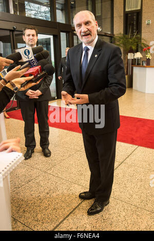 Brüssel, Belgien. 17. November 2015. Polnische Verteidigungsminister Antoni Macierewicz zu Beginn einer europäischen Verteidigung Minister treffen in Brüssel am 17.11.2015 von Wiktor Dabkowski/Picture Alliance Credit: Dpa picture-Alliance/Alamy Live News Stockfoto