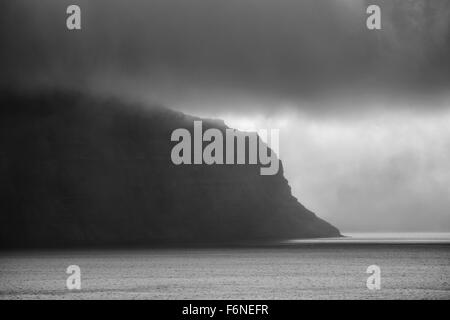 Isländische Fjord mit Nebel schwarz und weiß Stockfoto