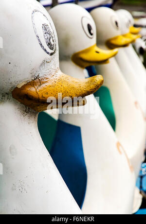 Eine Reihe von traditionellen Wasser Boote in Form von Enten Stockfoto