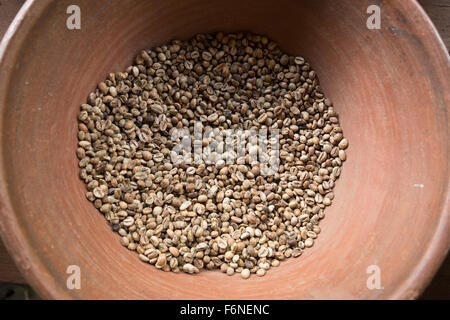 traditionelle Bali frisch gerösteten Kaffee in Schüssel, Indonesien Stockfoto