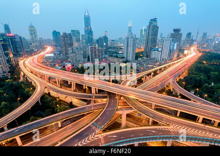 Shanghai, China: 10. Oktober 2015. Erhöhten Blick auf einer Straßenkreuzung in Shanghai. Stockfoto