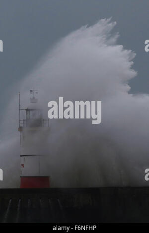 Newhaven, Sussex, UK. 17. November 2015. Windböen von Sturm Barney verursachen riesige Wellen zum Absturz über den Leuchtturm am Newhaven in East Sussex, UK, Dienstag, 17. November 2015. Teile des südlichen Großbritannien wurden eine gelbe Wetter Warnung vom Met Office für Wind Böen bis zu 80miles eine Stunde. Barney ist nur der zweite Sturm benannt werden. Bildnachweis: Luke MacGregor/Alamy Live-Nachrichten Stockfoto