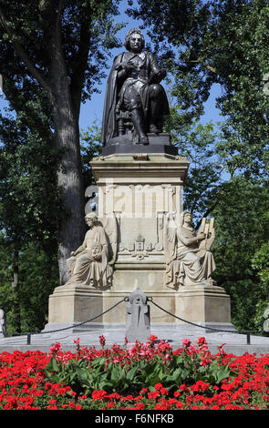 Joost van den Vondel Statue im Vondelpark Amsterdam 1587–1679 niederländischer Dichter und Dramatiker. Stockfoto