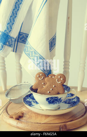 Hausgemachter Lebkuchenmänner sitzen in einem Vintage teacup Stockfoto