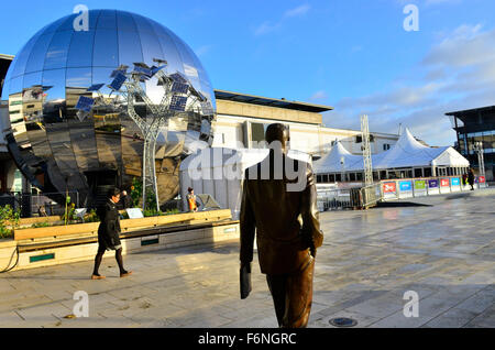Bristol, UK. 18. November 2015. Großbritannien Wetter Bristol Millennium Square an einem kalten, sonnigen Morgen. Knackig und klar in Bristol nach Sturm fegt Barney in ganz Großbritannien. Bildnachweis: Robert Timoney/Alamy Live-Nachrichten Stockfoto