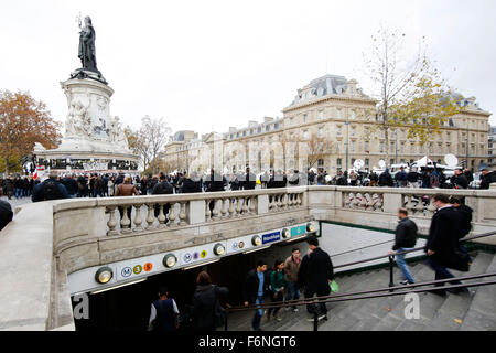 Paris, Frankreich. 16. November 2015. Menschen treten aus der u-Bahnstation an der Place De La République in Paris, Frankreich, 16. November 2015. Mindestens 129 Menschen wurden getötet und 350 Menschen verletzt in einer Reihe von Terroranschlägen in Paris in der Nacht vom 13. November bis 14. November 2015. Foto: Malte Christen/Dpa/Alamy Live News Stockfoto