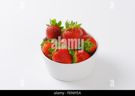Schale mit frischen Erdbeeren auf weißem Hintergrund Stockfoto
