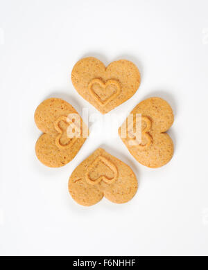 vier herzförmigen Cookies auf weißem Hintergrund Stockfoto