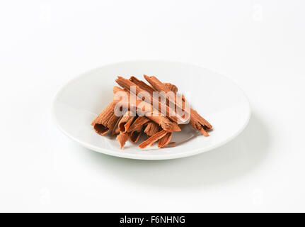 Teller mit Schokoraspeln auf weißem Hintergrund Stockfoto