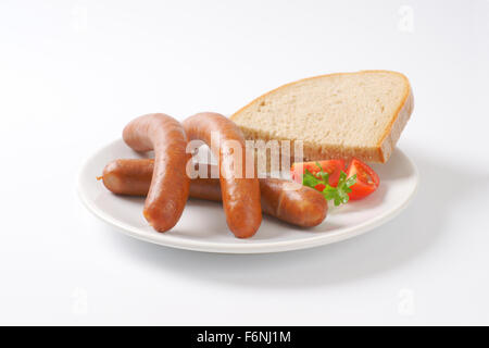 heiße Frankfurter Würstchen und Brot auf weißen Teller Stockfoto